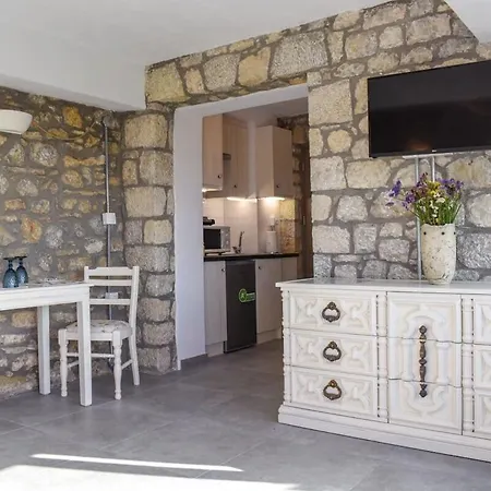 別荘 Coastal Stone Hideaway With Stunning Scenery