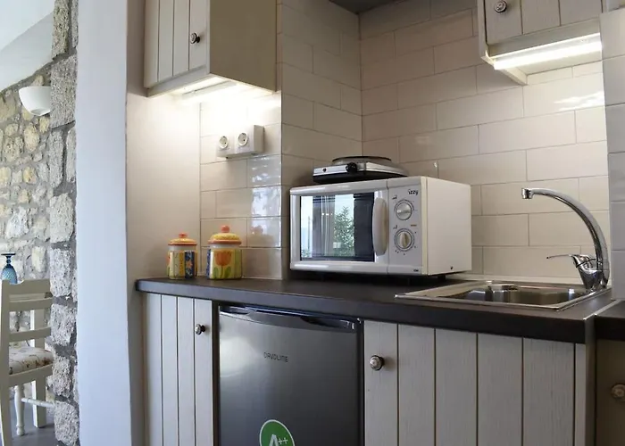 Coastal Stone Hideaway With Stunning Scenery 度假居