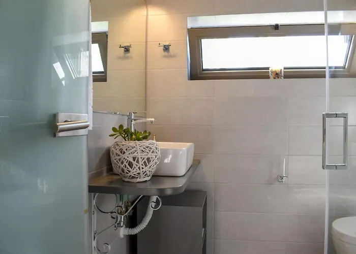 Prázdninový dům Coastal Stone Hideaway With Stunning Scenery *