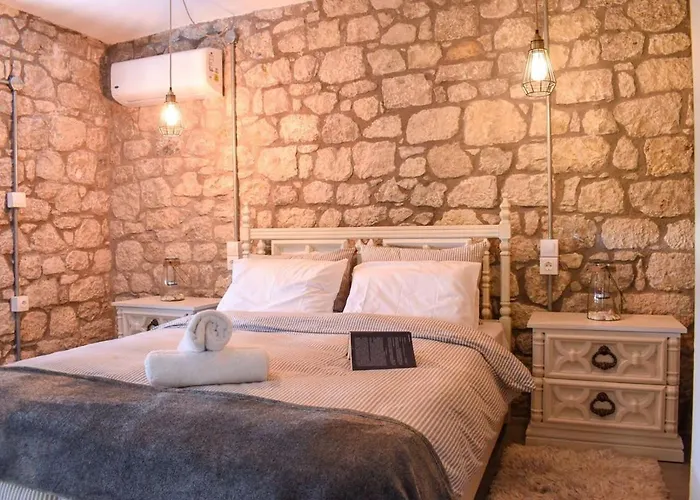 Casa de Férias Coastal Stone Hideaway With Stunning Scenery